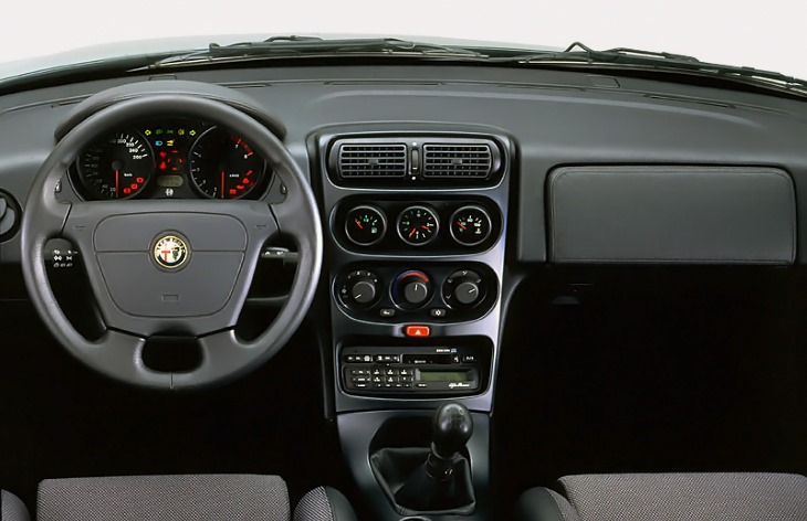 Интерьер купе Alfa Romeo GTV