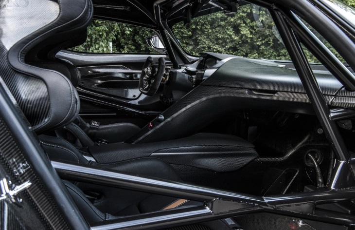 �������� ���� Aston Martin Vulcan