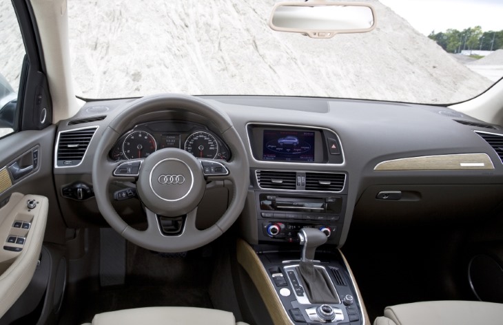 Интерьер кроссовера Audi Q5 первого поколения, 2008–2017
