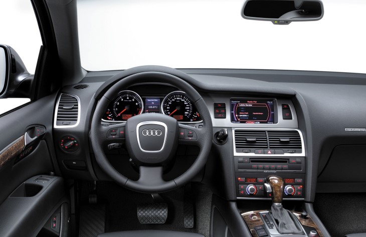 Интерьер кроссовера Audi Q7 первого поколения, 2005–2015
