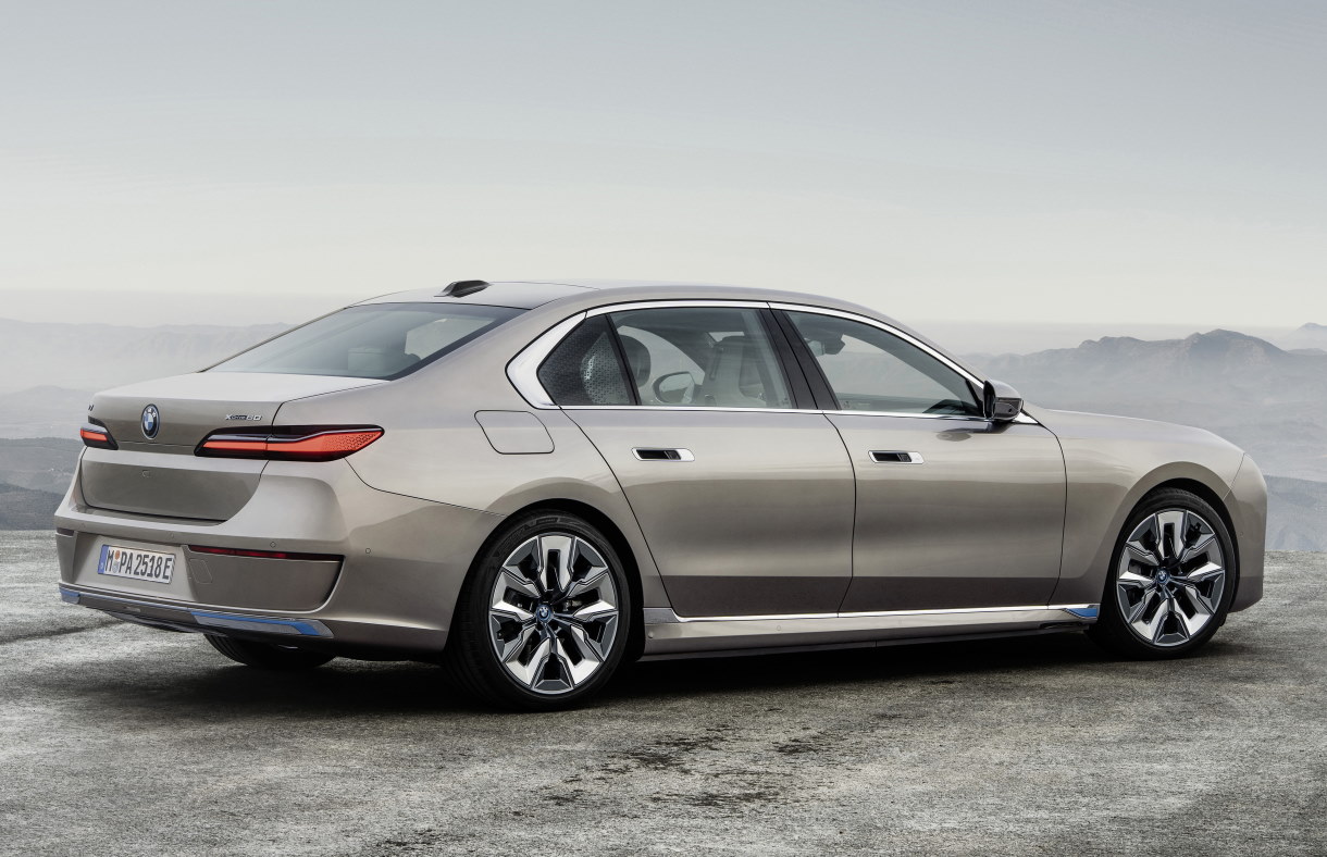 BMW i7