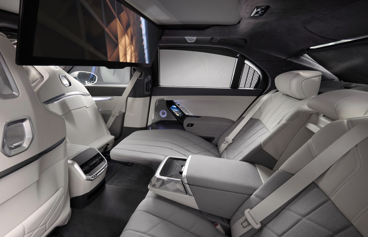 ����� BMW i7