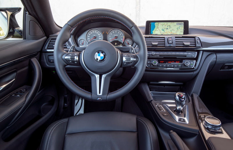 Интерьер купе BMW M4 первого поколения