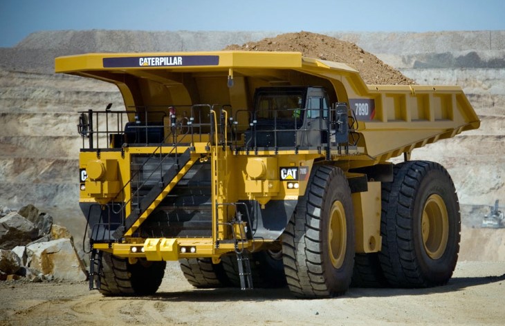 Карьерный самосвал Caterpillar 789D