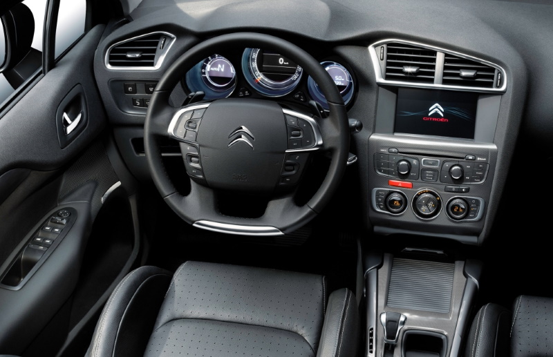 Интерьер хэтчбека Citroen C4