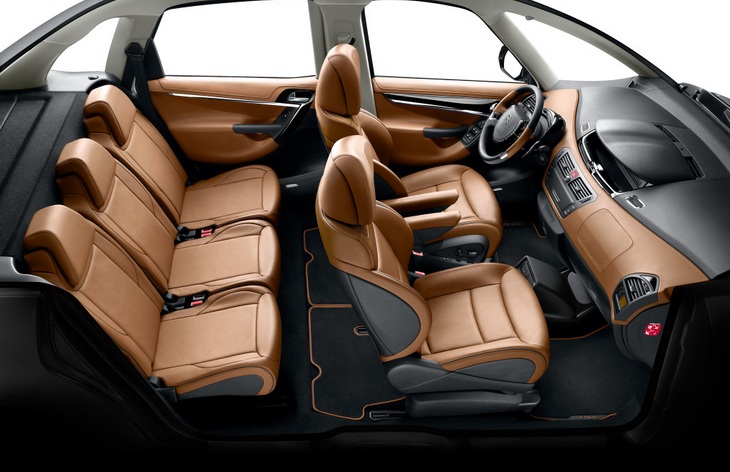 Интерьер минивэна Citroen С4 Picasso первого поколения, 2006–2013