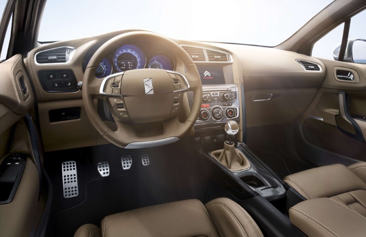 Интерьер хэтчбека Citroen DS4, 2010-2014
