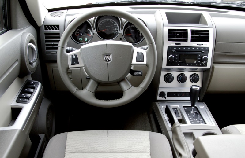 Интерьер кроссовера Dodge Nitro