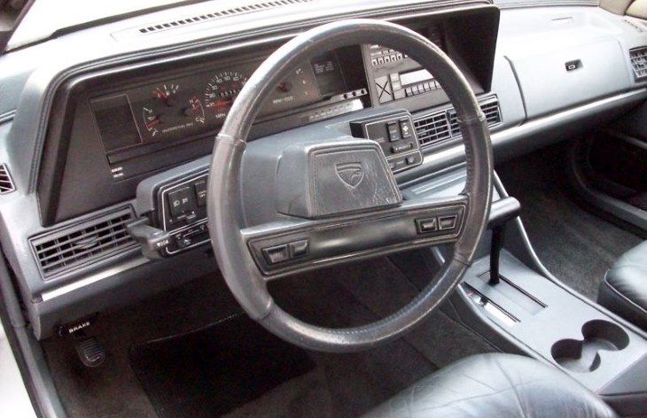 Интерьер седана Eagle Premier, 1987-1991