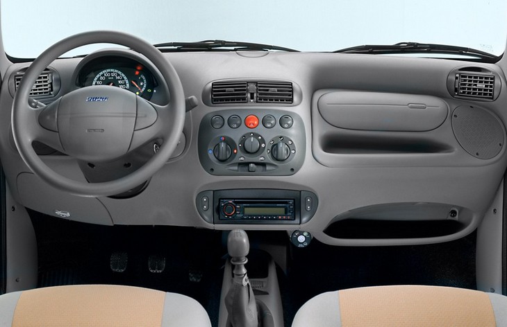Интерьер хэтчбека Fiat Seicento