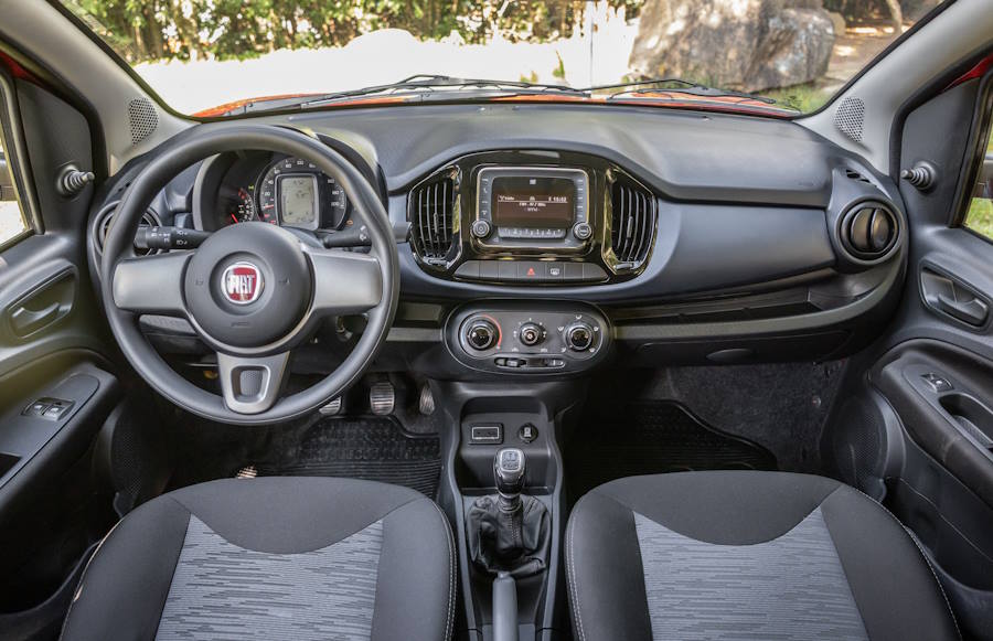 Салон хэтчбека Fiat Uno второго поколения после рестайлинга 2016 года