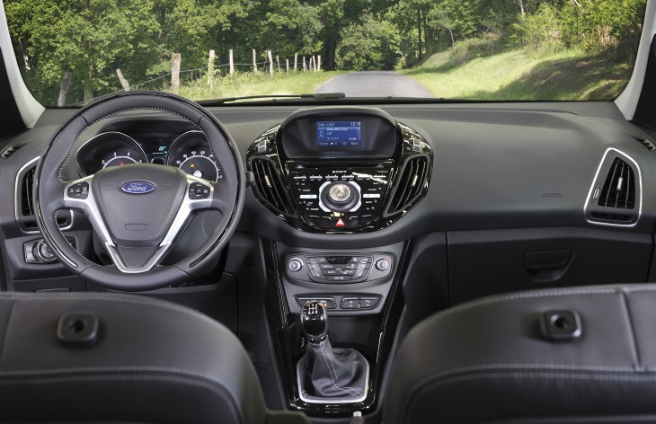 Салон компактвэна Ford B-MAX