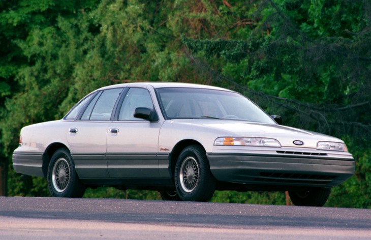 Седан Ford Crown Victoria первого поколения
