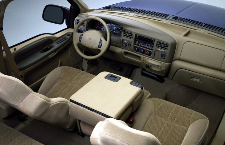 Интерьер внедорожника Ford Excursion