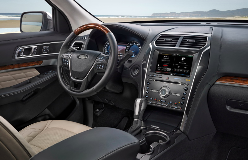 Интерьер кроссовера Ford Explorer пятого поколения