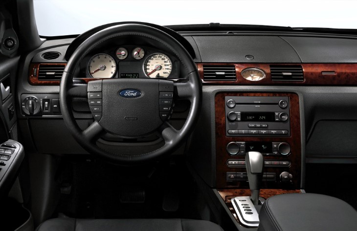 Интерьер седана Ford Five Hundred