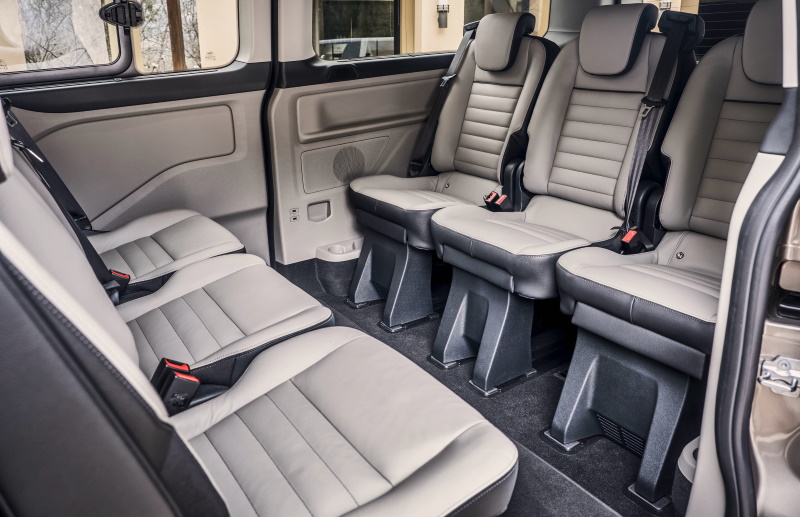 Салон микроавтобуса Ford Tourneo Custom