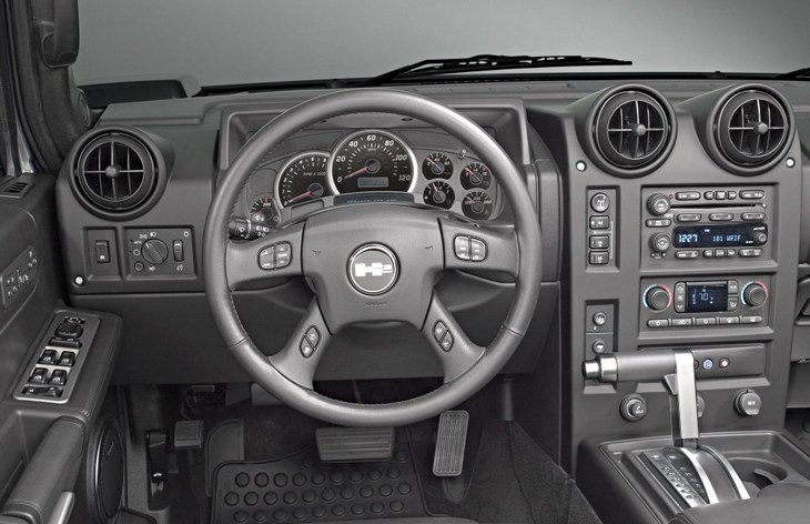 Интерьер пикапа Hummer H2 SUT, 2005–2009
