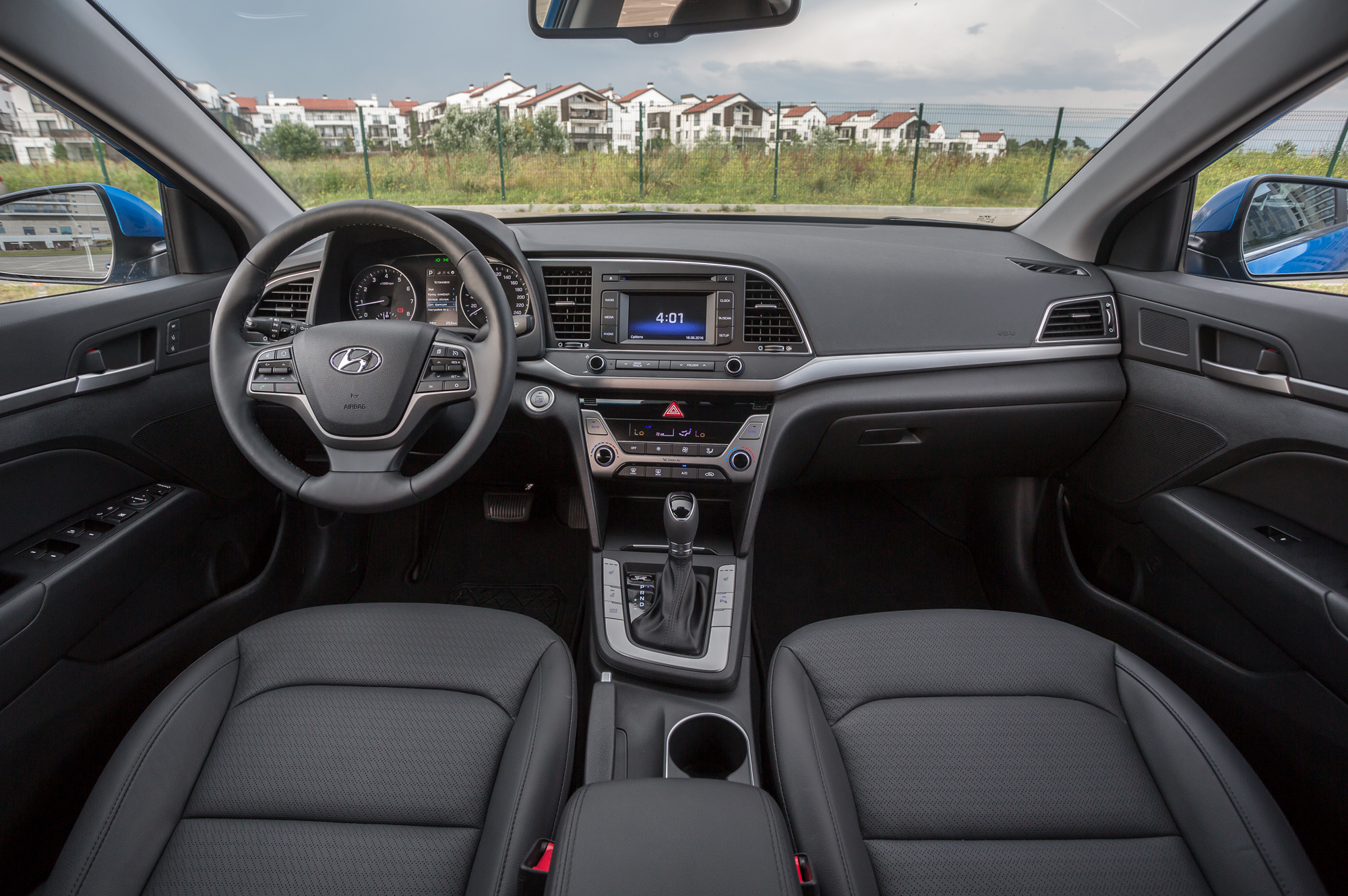 Салон седана Hyundai Elantra шестого поколения