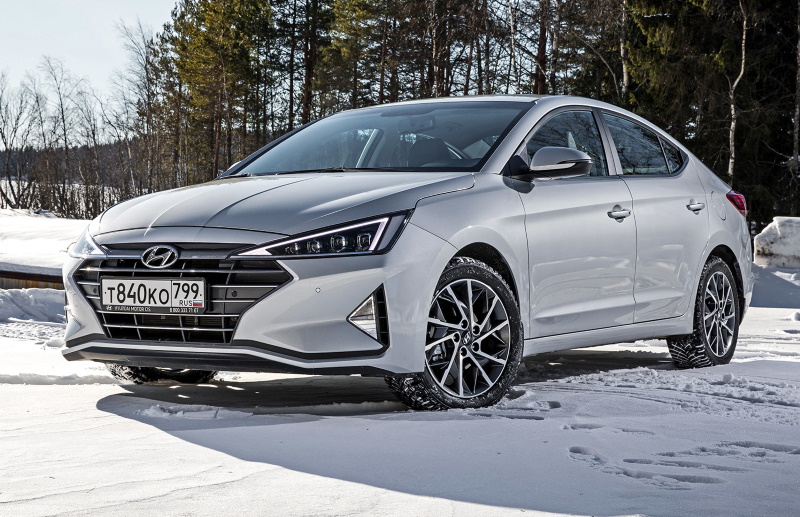Седан Hyundai Elantra шестого поколения после рестайлинга