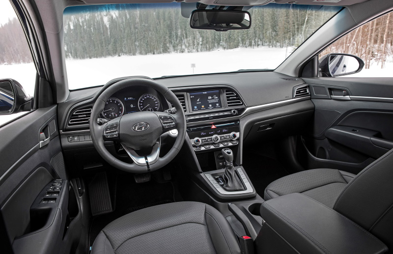 Салон седана Hyundai Elantra шестого поколения после рестайлинга