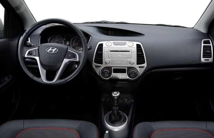 Интерьер хэтчбека Hyundai i20 первого поколения