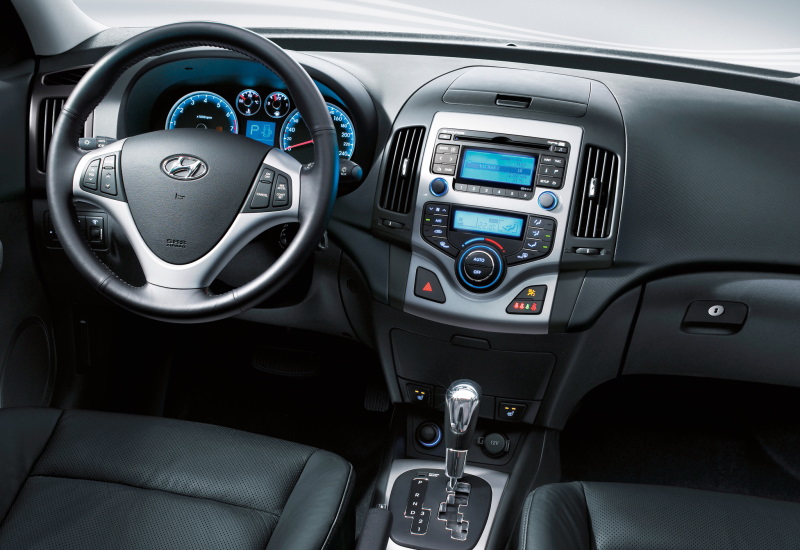 Салон автомобиля Hyundai i30 первого поколения