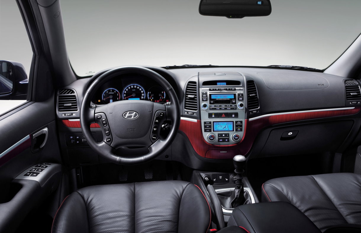 Салон кроссовера Hyundai Santa Fe второго поколения