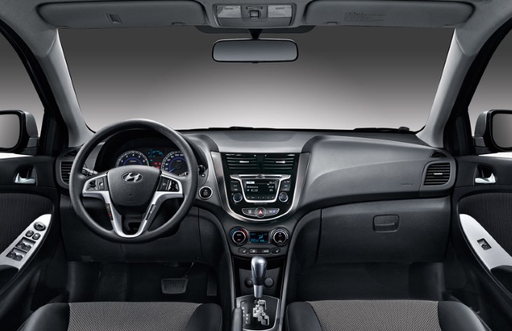 Интерьер автомобиля Hyundai Solaris первого поколения