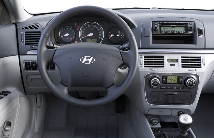 Интерьер седана Hyundai Sonata пятого поколения