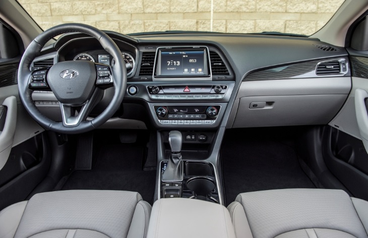 Салон седана Hyundai Sonata седьмого поколения