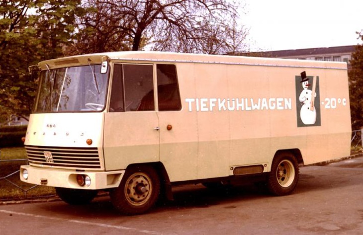 ������ Ikarus 404