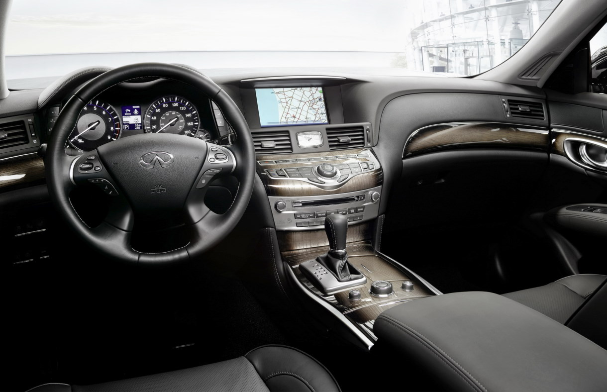 Интерьер седана Infiniti Q70