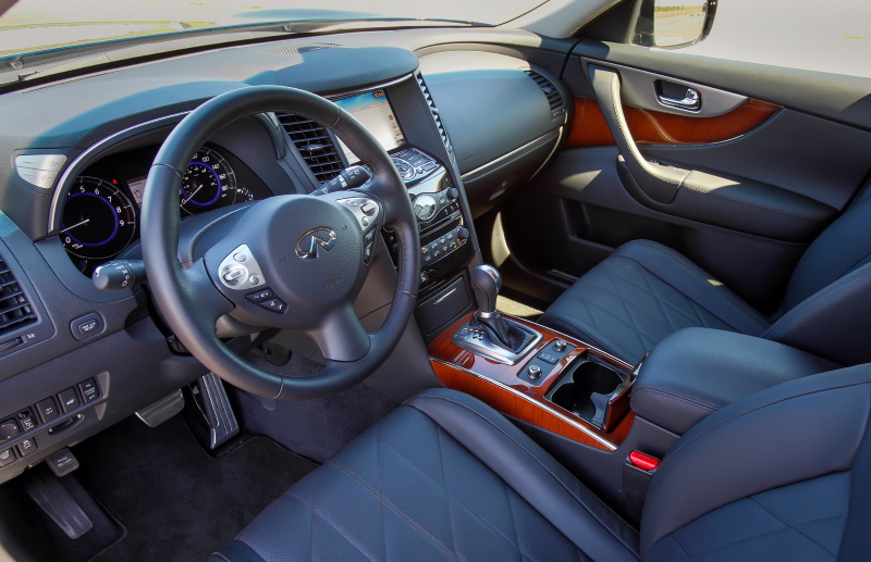 Интерьер кроссовера Infiniti QX70