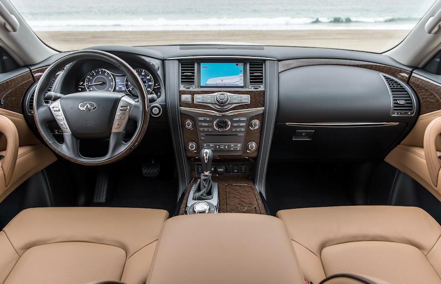 Салон внедорожника Infiniti QX80 первого поколения