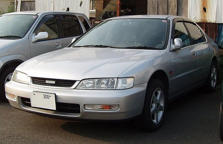 Седан Isuzu Aska третьего поколения, 1994–1997