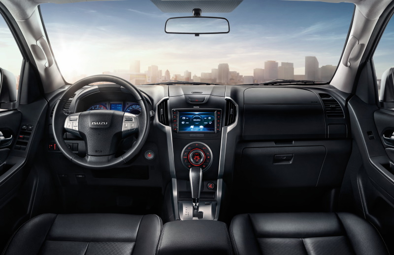 Интерьер внедорожника Isuzu MU-X первого поколения