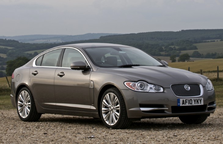 Седан Jaguar XF первого поколения