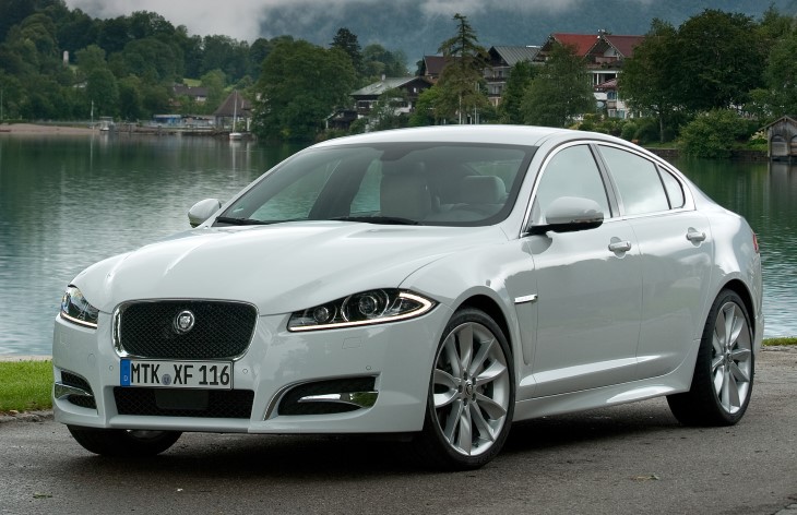 Седан Jaguar XF первого поколения после рестайлинга
