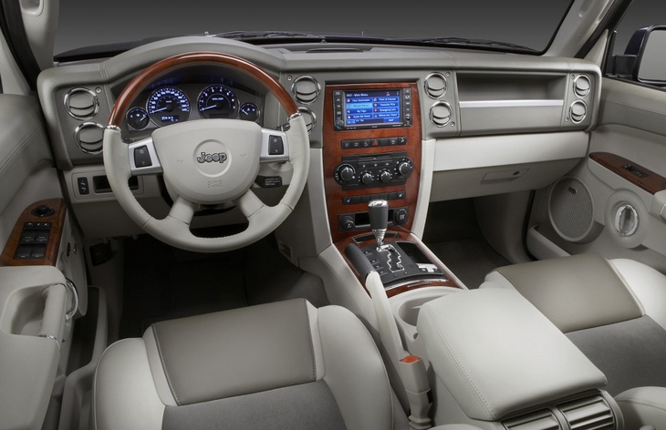 Интерьер внедорожника Jeep Commander, 2006–2010