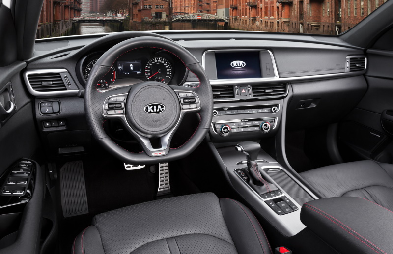 Интерьер седана Kia Optima