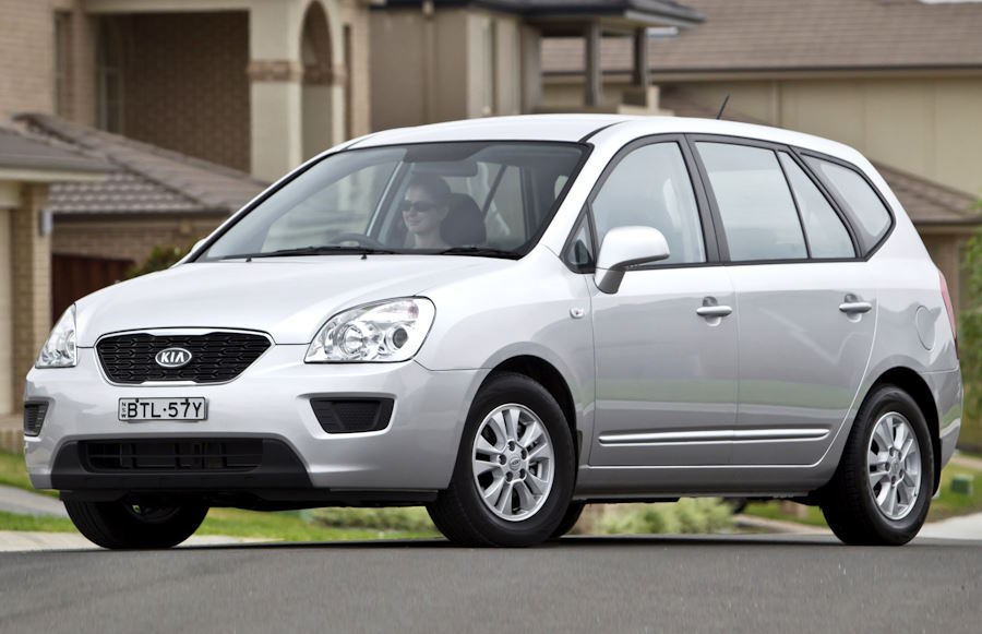 Минивэн Kia Rondo первого поколения