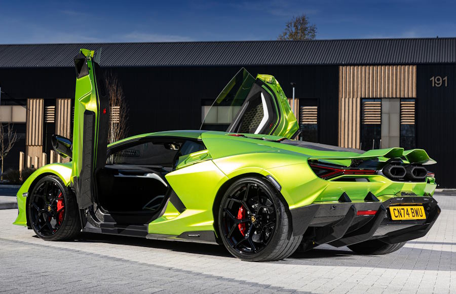 ���� Lamborghini Revuelto