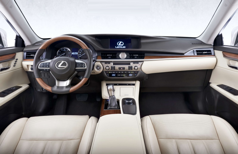 Салон седана Lexus ES шестого поколения после рестайлинга 2015 года