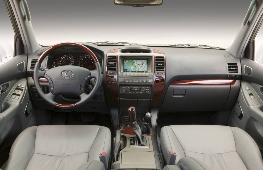 Салон внедорожника Lexus GX 470 первого поколения