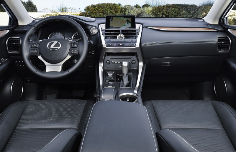 Салон кроссовера Lexus NX