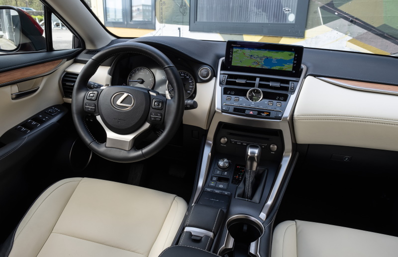 Салон кроссовера Lexus NX