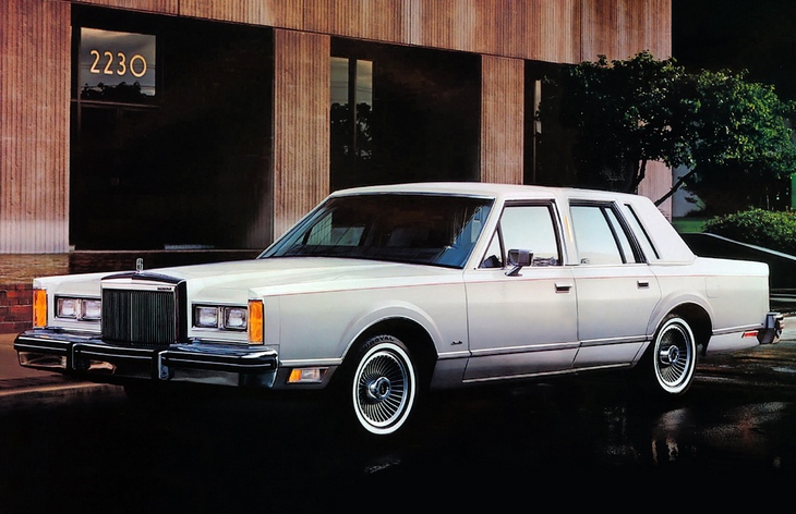 Четырехдверный седан Lincoln Town Car первого поколения, 1980–1989