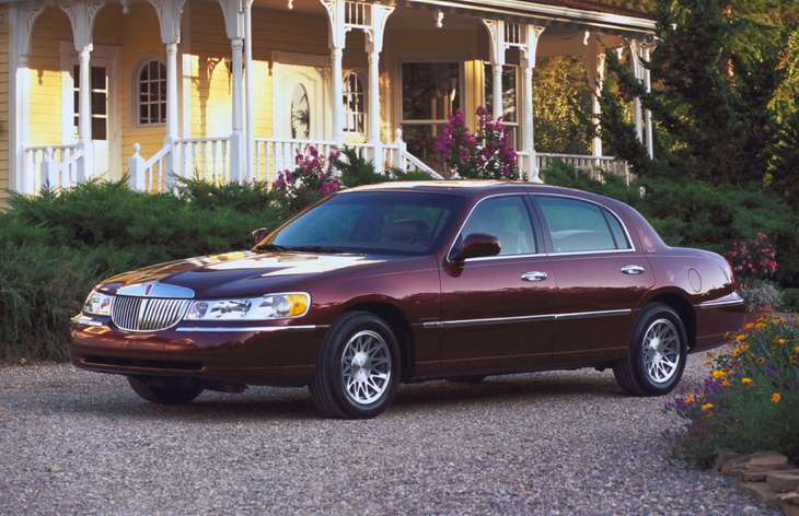 Седан Lincoln Town Car третьего поколения, 1997–2003