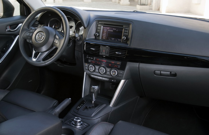 Интерьер кроссовера Mazda CX-5 первого поколения